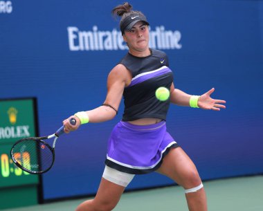 New York - 31 Ağustos 2019: Profesyonel tenisçi Bianca Andreescu, New York'taki Billie Jean King Ulusal Tenis Merkezi'nde oynanan 2019 ABD Açık üçüncü tur maçında Kanadalı profesyonel tenisçi Bianca Andreescu