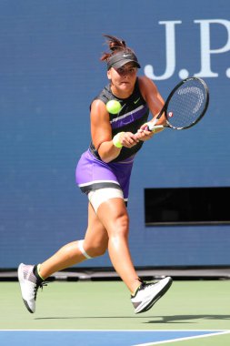 New York - 31 Ağustos 2019: Profesyonel tenisçi Bianca Andreescu, New York'taki Billie Jean King Ulusal Tenis Merkezi'nde oynanan 2019 ABD Açık üçüncü tur maçında Kanadalı profesyonel tenisçi Bianca Andreescu