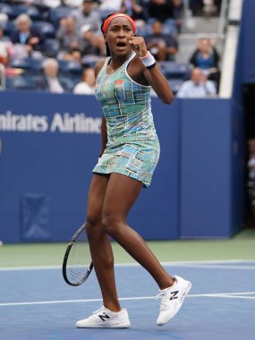 New York - 27 Ağustos 2019: Profesyonel tenisçi 15 yaşındaki ABD'li Coco Gauff, Billie Jean King Ulusal Tenis Merkezi'nde 2019 Abd Açık ilk tur maçında 