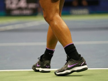 NEW YORK - 27 AĞUSTOS 2019 ABD Açık ilk tur maçında İspanya şampiyonu Rafael Nadal, New York 'taki Ulusal Tenis Merkezi' nde özel Nike tenis ayakkabıları giyer.