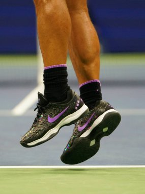 NEW YORK - 27 AĞUSTOS 2019 ABD Açık ilk tur maçında İspanya şampiyonu Rafael Nadal, New York 'taki Ulusal Tenis Merkezi' nde özel Nike tenis ayakkabıları giyer.
