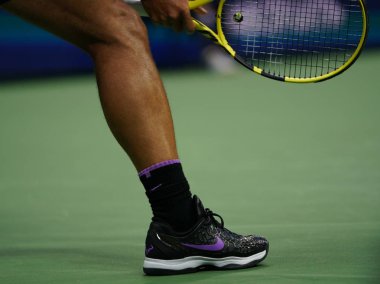 NEW YORK - 27 AĞUSTOS 2019 ABD Açık ilk tur maçında İspanya şampiyonu Rafael Nadal, New York 'taki Ulusal Tenis Merkezi' nde özel Nike tenis ayakkabıları giyer.