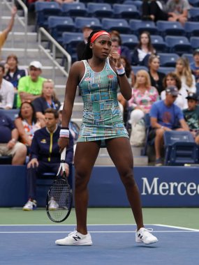 New York - 27 Ağustos 2019: Profesyonel tenisçi 15 yaşındaki ABD'li Coco Gauff, Billie Jean King Ulusal Tenis Merkezi'nde 2019 Abd Açık ilk tur maçında 
