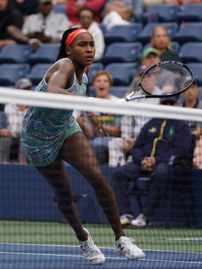 New York - 27 Ağustos 2019: Profesyonel tenisçi 15 yaşındaki ABD'li Coco Gauff, Billie Jean King Ulusal Tenis Merkezi'nde 2019 Abd Açık ilk tur maçında 