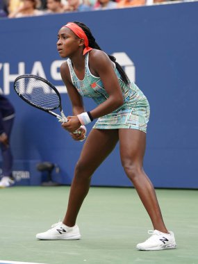 New York - 27 Ağustos 2019: Profesyonel tenisçi 15 yaşındaki ABD'li Coco Gauff, Billie Jean King Ulusal Tenis Merkezi'nde 2019 Abd Açık ilk tur maçında 