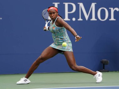 New York - 27 Ağustos 2019: Profesyonel tenisçi 15 yaşındaki ABD'li Coco Gauff, Billie Jean King Ulusal Tenis Merkezi'nde 2019 Abd Açık ilk tur maçında 