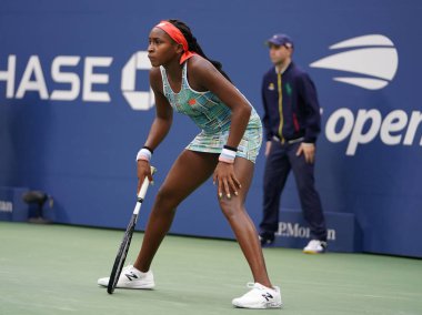 New York - 27 Ağustos 2019: Profesyonel tenisçi 15 yaşındaki ABD'li Coco Gauff, Billie Jean King Ulusal Tenis Merkezi'nde 2019 Abd Açık ilk tur maçında 