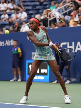 New York - 27 Ağustos 2019: Profesyonel tenisçi 15 yaşındaki ABD'li Coco Gauff, Billie Jean King Ulusal Tenis Merkezi'nde 2019 Abd Açık ilk tur maçında 