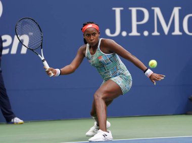 New York - 27 Ağustos 2019: Profesyonel tenisçi 15 yaşındaki ABD'li Coco Gauff, Billie Jean King Ulusal Tenis Merkezi'nde 2019 Abd Açık ilk tur maçında 
