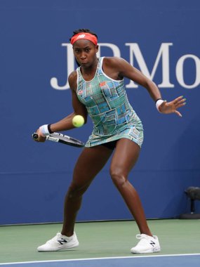 New York - 27 Ağustos 2019: Profesyonel tenisçi 15 yaşındaki ABD'li Coco Gauff, Billie Jean King Ulusal Tenis Merkezi'nde 2019 Abd Açık ilk tur maçında 