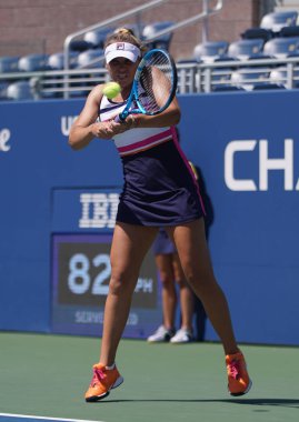 New York - 29 Ağustos 2019: Profesyonel tenisçi Sofia Kenin, New York'taki Billie Jean King Ulusal Tenis Merkezi'nde oynanan 2019 ABD Açık ikinci tur maçında abd'li profesyonel tenisçi Sofia Kenin            
