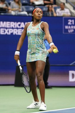 New York - 31 Ağustos 2019: Profesyonel tenisçi 15 yaşındaki ABD'li Coco Gauff, Billie Jean King Ulusal Tenis Merkezi'nde 2019 Abd Açık üçüncü tur maçında 
