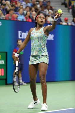 New York - 31 Ağustos 2019: Profesyonel tenisçi 15 yaşındaki ABD'li Coco Gauff, Billie Jean King Ulusal Tenis Merkezi'nde 2019 Abd Açık üçüncü tur maçında 