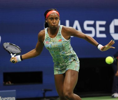 New York - 31 Ağustos 2019: Profesyonel tenisçi 15 yaşındaki ABD'li Coco Gauff, Billie Jean King Ulusal Tenis Merkezi'nde 2019 Abd Açık üçüncü tur maçında 