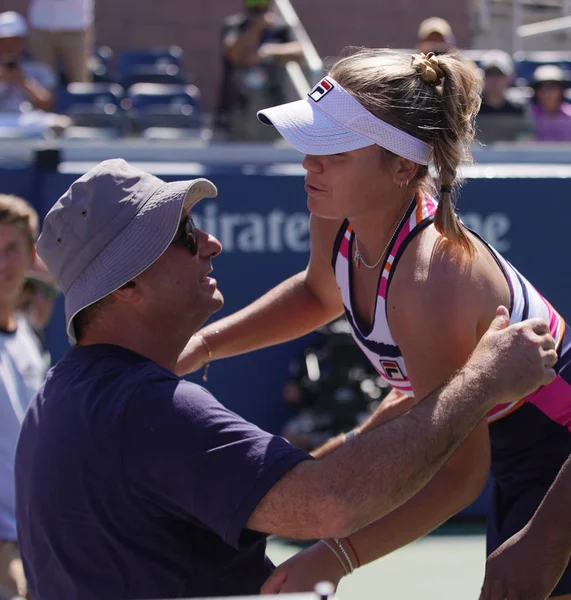 2019年8月29日 2019年美国网球公开赛第二轮比赛在纽约比利 金国家网球中心举行后 美国职业网球选手索菲亚 凯宁与她的父亲和教练一起 — 图库照片