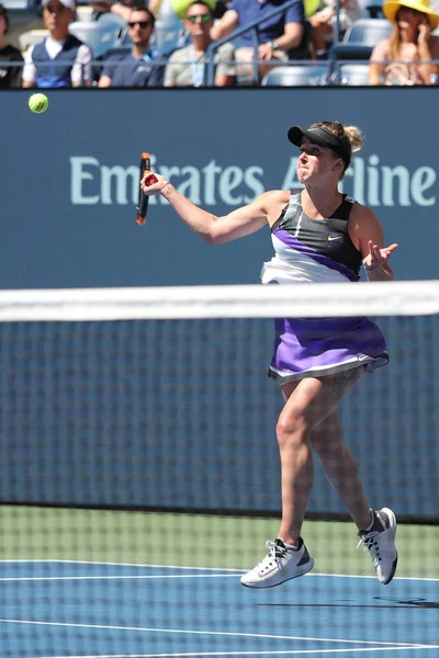 2019年9月3日 在比利 金国家网球中心举行的2019年美国网球公开赛四分之一决赛中 乌克兰职业网球选手伊莉娜 斯维托利娜在比赛 — 图库照片