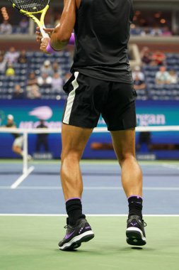 New York - 27 Ağustos 2019: 18 kez Grand Slam şampiyonu İspanyol Rafael Nadal, New York'taki Billie Jean King Ulusal Tenis Merkezi'nde 2019 Abd Açık ilk tur maçında özel Nike tenis ayakkabıları giyiyor