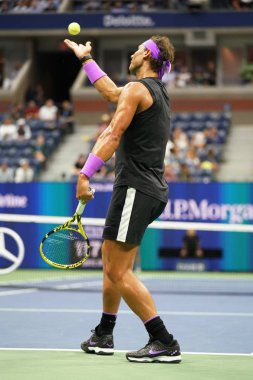 NEW YORK - 27 AĞUSTOS 2019 ABD Açık ilk tur karşılaşması sırasında New York 'taki Billie Jean King Ulusal Tenis Merkezi' nde İspanya şampiyonu Rafael Nadal