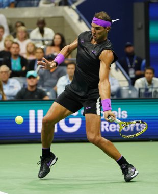 NEW YORK - 27 AĞUSTOS 2019 ABD Açık ilk tur karşılaşması sırasında New York 'taki Billie Jean King Ulusal Tenis Merkezi' nde İspanya şampiyonu Rafael Nadal