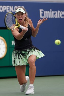 New York - 27 Ağustos 2019: Grand Slam Şampiyonu Danimarkalı Caroline Wozniacki, Billie Jean King Ulusal Tenis Merkezi'nde 2019 Abd Açık ilk tur maçında 