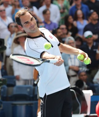 NEW YORK - 1 Eylül 2019 Grand Slam Şampiyonu İsviçre 'li Roger Federer, New York' taki Ulusal Tenis Merkezi 'nde oynanan 2019 ABD Açık turu 16.