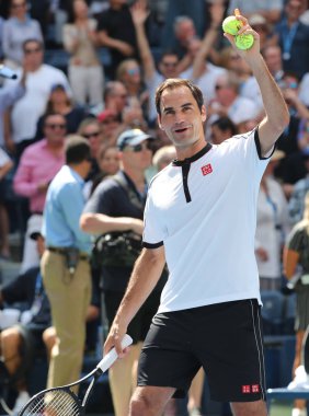 NEW YORK - 1 Eylül 2019 Grand Slam Şampiyonu İsviçre 'li Roger Federer, New York' taki Ulusal Tenis Merkezi 'nde oynanan 2019 ABD Açık turu 16.
