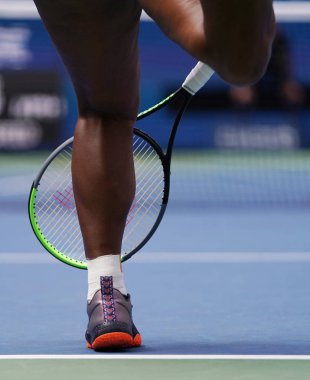New York - 1 Eylül 2019: 23 kez Grand Slam şampiyonu ABD'li Serena Williams, New York'taki National Tennis Center'da oynanan 2019 Abd Açık 16 turunda özel Nike tenis ayakkabıları giyiyor