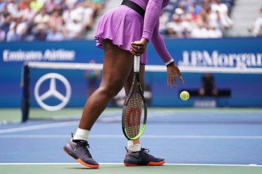 New York - 1 Eylül 2019: 23 kez Grand Slam şampiyonu ABD'li Serena Williams, New York'taki National Tennis Center'da oynanan 2019 Abd Açık 16 turunda özel Nike tenis ayakkabıları giyiyor