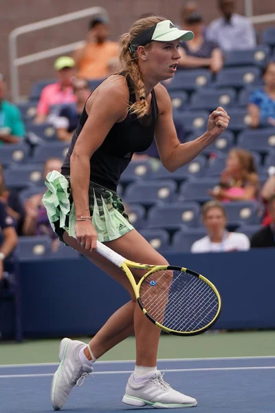 ニューヨーク 2019年8月27日 グランドスラムチャンピオンのキャロライン ウォズニアッキ デンマーク がビリー ジーン キング国立テニスセンターで行われた2019年全米オープン1回戦の試合で活躍 — ストック写真