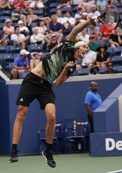 2019年8月31日 德国职业网球选手亚历山大 兹韦列夫在比利 金国家网球中心举行的2019年美国网球公开赛第三轮比赛中出场 — 图库照片