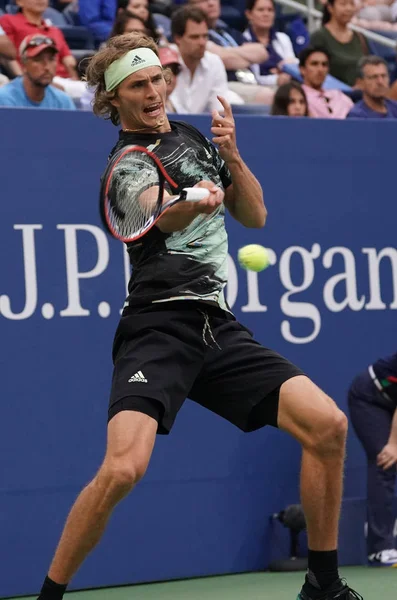 2019年8月31日 德国职业网球选手亚历山大 兹韦列夫在比利 金国家网球中心举行的2019年美国网球公开赛第三轮比赛中出场 — 图库照片