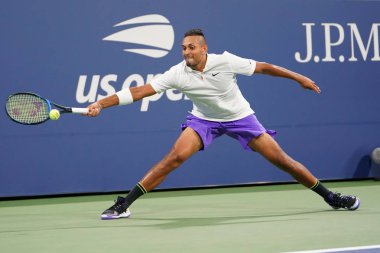 New York - 29 Ağustos 2019: Profesyonel tenisçi Nick Kyrgios, Billie Jean King Ulusal Tenis Merkezi'nde 2019 Abd Açık ikinci tur maçında avustralyalı profesyonel tenisçi Nick Kyrgios'un iş başında