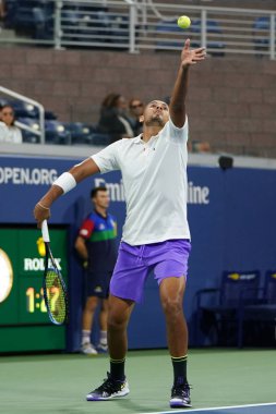 New York - 29 Ağustos 2019: Profesyonel tenisçi Nick Kyrgios, Billie Jean King Ulusal Tenis Merkezi'nde 2019 Abd Açık ikinci tur maçında avustralyalı profesyonel tenisçi Nick Kyrgios'un iş başında