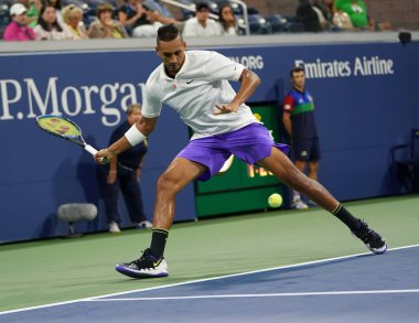 New York - 29 Ağustos 2019: Profesyonel tenisçi Nick Kyrgios, Billie Jean King Ulusal Tenis Merkezi'nde 2019 Abd Açık ikinci tur maçında avustralyalı profesyonel tenisçi Nick Kyrgios'un iş başında