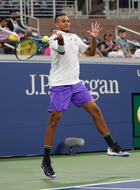 New York - 29 Ağustos 2019: Profesyonel tenisçi Nick Kyrgios, Billie Jean King Ulusal Tenis Merkezi'nde 2019 Abd Açık ikinci tur maçında avustralyalı profesyonel tenisçi Nick Kyrgios'un iş başında
