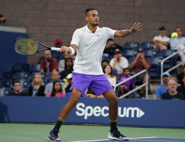New York - 29 Ağustos 2019: Profesyonel tenisçi Nick Kyrgios, Billie Jean King Ulusal Tenis Merkezi'nde 2019 Abd Açık ikinci tur maçında avustralyalı profesyonel tenisçi Nick Kyrgios'un iş başında