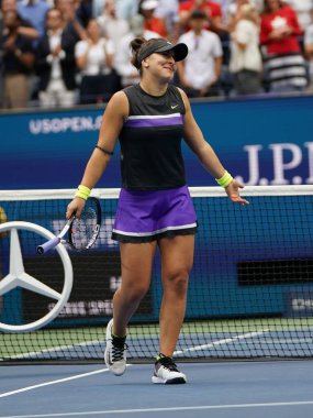 New York - 7 Eylül 2019: 2019 ABD Açık şampiyonu Kanadalı Bianca Andreescu, New York'taki Billie Jean King Ulusal Tenis Merkezi'nde Serena Williams'a karşı oynadığı son maçı kazanmayı kutluyor 