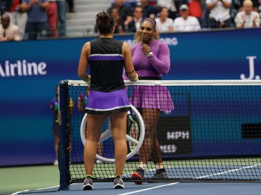 New York - 7 Eylül 2019: 2019 ABD Açık şampiyonu Kanadalı Bianca Andreescu, New York'taki Billie Jean King Ulusal Tenis Merkezi'nde oynanan final maçında ki galibiyetinin ardından Serena Williams'ı ağlarda kucaklıyor 