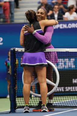 New York - 7 Eylül 2019: 2019 ABD Açık şampiyonu Kanadalı Bianca Andreescu, New York'taki Billie Jean King Ulusal Tenis Merkezi'nde oynanan final maçında ki galibiyetinin ardından Serena Williams'ı ağlarda kucaklıyor 