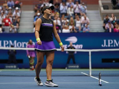 New York - 7 Eylül 2019: 2019 ABD Açık şampiyonu Kanadalı Bianca Andreescu, New York'taki Billie Jean King Ulusal Tenis Merkezi'nde Serena Williams'a karşı oynadığı son maçı kazanmayı kutluyor 
