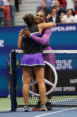 New York - 7 Eylül 2019: 2019 ABD Açık şampiyonu Kanadalı Bianca Andreescu, New York'taki Billie Jean King Ulusal Tenis Merkezi'nde oynanan final maçında ki galibiyetinin ardından Serena Williams'ı ağlarda kucaklıyor 