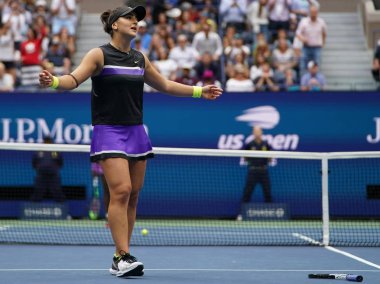 New York - 7 Eylül 2019: 2019 ABD Açık şampiyonu Kanadalı Bianca Andreescu, New York'taki Billie Jean King Ulusal Tenis Merkezi'nde Serena Williams'a karşı oynadığı son maçı kazanmayı kutluyor 