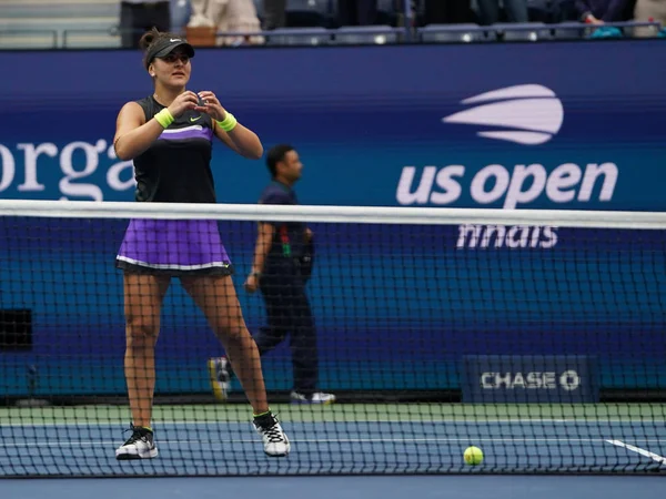 2019年9月7日 2019年美国网球公开赛冠军 加拿大的比安卡 安德烈斯库在纽约比利 金国家网球中心庆祝她战胜塞雷娜 威廉姆斯的最后一场比赛 — 图库照片