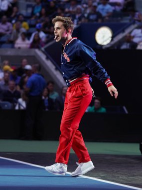 New York - 26 Ağustos 2019. Amerikalı aktör, şarkıcı ve söz yazarı Ben Platt, New York'taki National Tennis Center'da düzenlenen 2019 Us Open Açılış Gecesi'nde sahne aldı