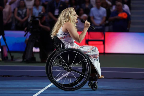 ニューヨーク 2019年8月26日 アメリカの女優で歌手のアリ ストローカーが ニューヨークのナショナルテニスセンターで開催される2019 Openのオープニングナイトで国歌を披露 — ストック写真