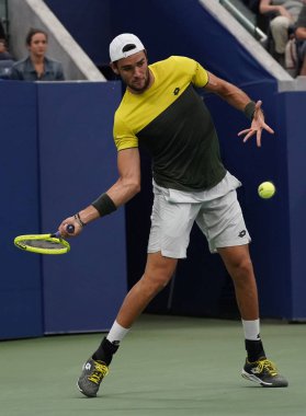 NEW YORK - SEPTEMBER 2, 2019: İtalyan profesyonel tenisçi Matteo Berrettini, 2019 ABD Açık 16 raundluk maçında Billie Jean King Tenis Merkezi 'nde Andrey Rublev' e karşı oynadı.