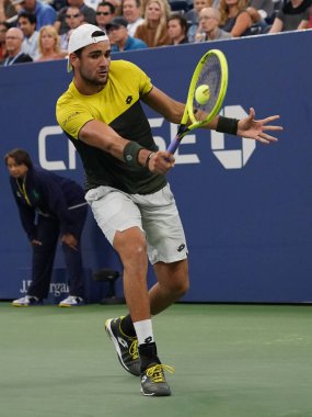 NEW YORK - SEPTEMBER 2, 2019: İtalyan profesyonel tenisçi Matteo Berrettini, 2019 ABD Açık 16 raundluk maçında Billie Jean King Tenis Merkezi 'nde Andrey Rublev' e karşı oynadı.