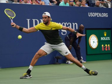 NEW YORK - SEPTEMBER 2, 2019: İtalyan profesyonel tenisçi Matteo Berrettini, 2019 ABD Açık 16 raundluk maçında Billie Jean King Tenis Merkezi 'nde Andrey Rublev' e karşı oynadı.