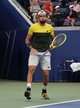 NEW YORK - SEPTEMBER 2, 2019: İtalyan profesyonel tenisçi Matteo Berrettini, 2019 ABD Açık 16 raundluk maçında Billie Jean King Tenis Merkezi 'nde Andrey Rublev' e karşı oynadı.