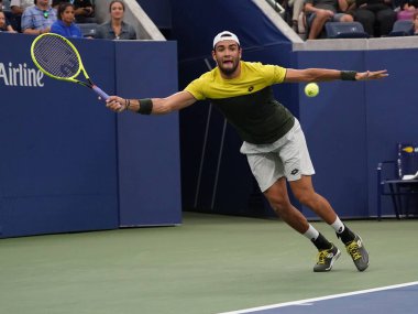 NEW YORK - SEPTEMBER 2, 2019: İtalyan profesyonel tenisçi Matteo Berrettini, 2019 ABD Açık 16 raundluk maçında Billie Jean King Tenis Merkezi 'nde Andrey Rublev' e karşı oynadı.